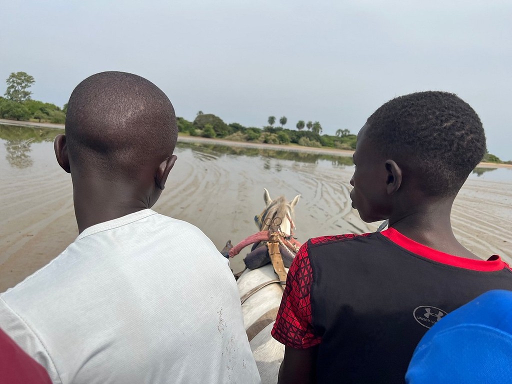 À l'avant de la pirogue, face au delta