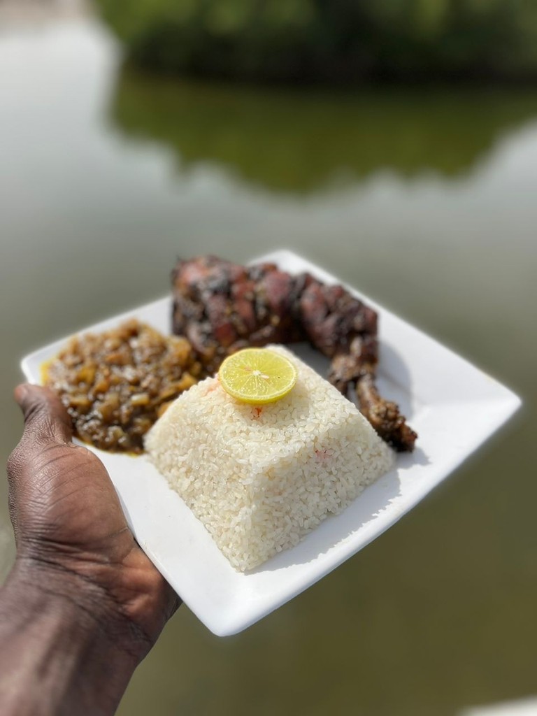 Une assiette de riz et de viande servie à bord