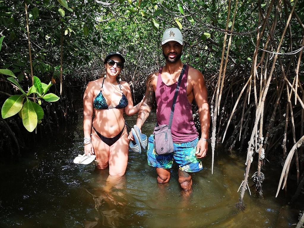 Baignade dans la mangrove