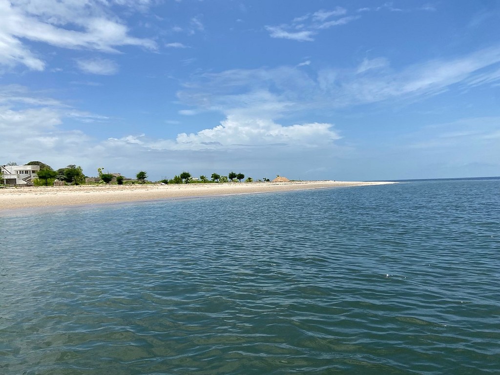Un banc de sable et l'eau turquoise