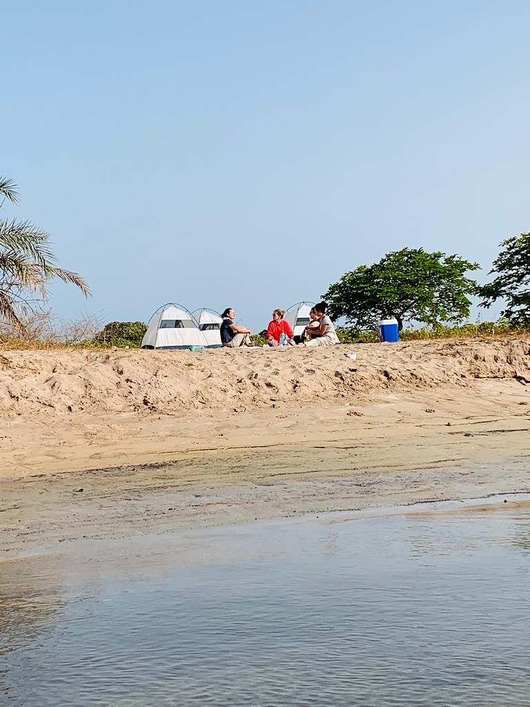 Les tentes du bivouac installées sur une plage