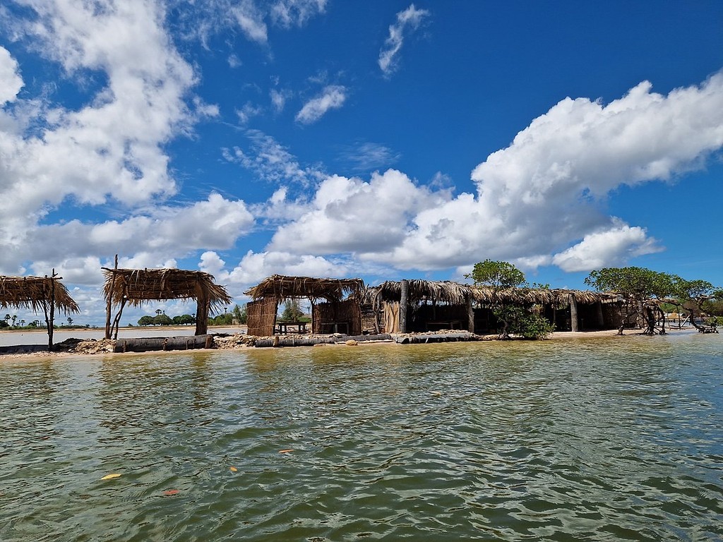 Un campement de pêcheurs au bord de l'eau