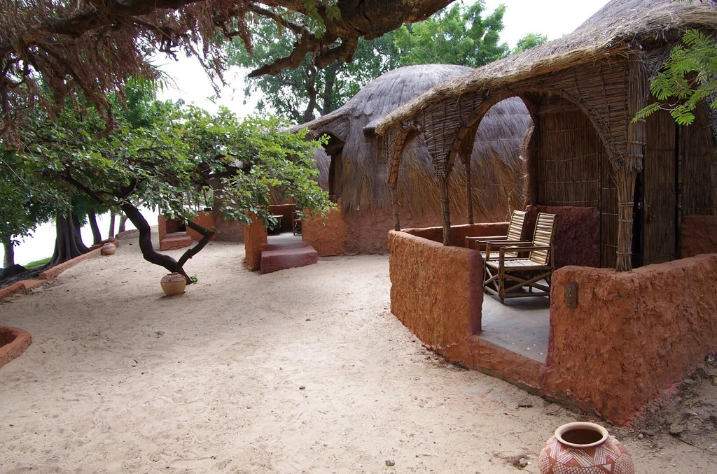 Cases d'un campement sous les arbres