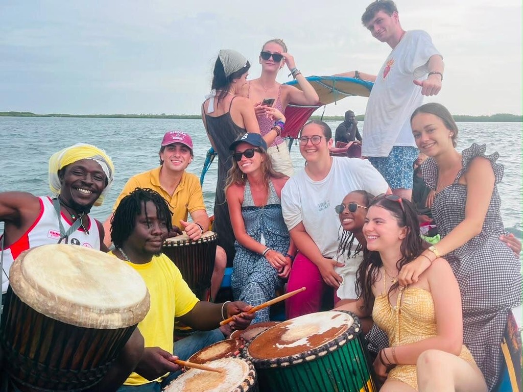 Séance de djembé à bord avec un groupe de voyageuses