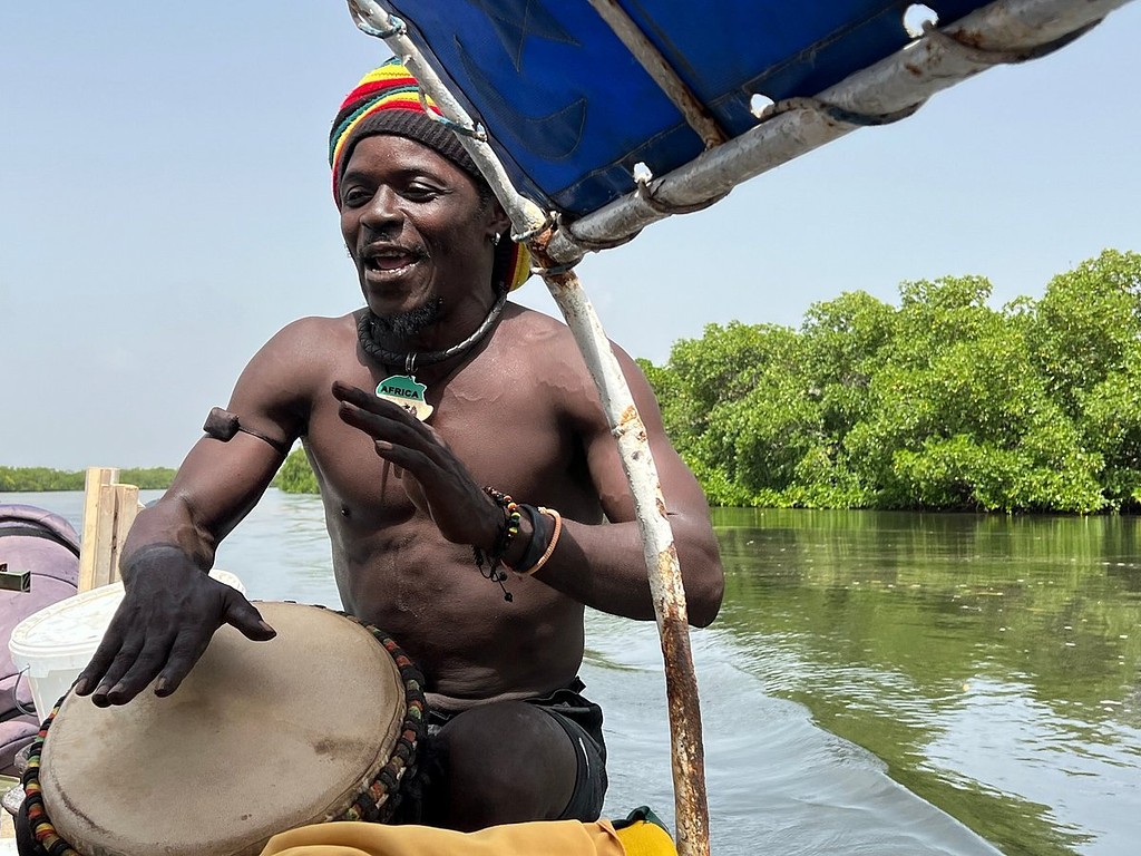 Un membre de l'équipage au djembé