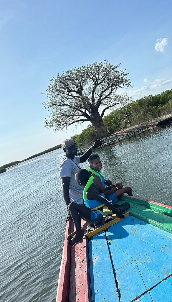L'équipage à l'avant de la pirogue, face au baobab