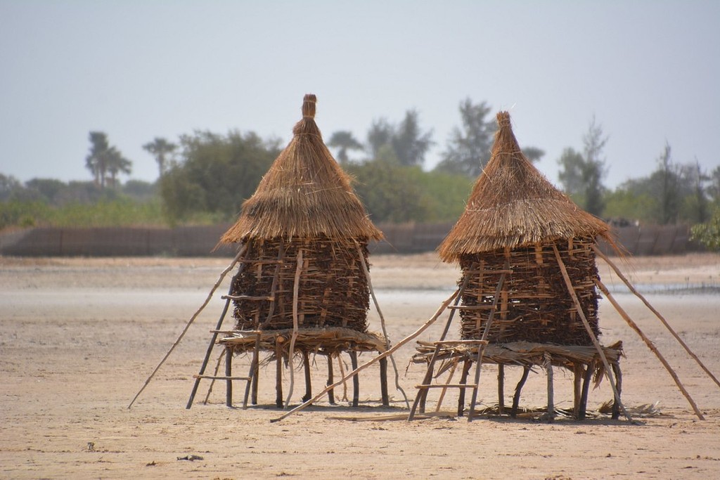 Greniers traditionnels sur pilotis