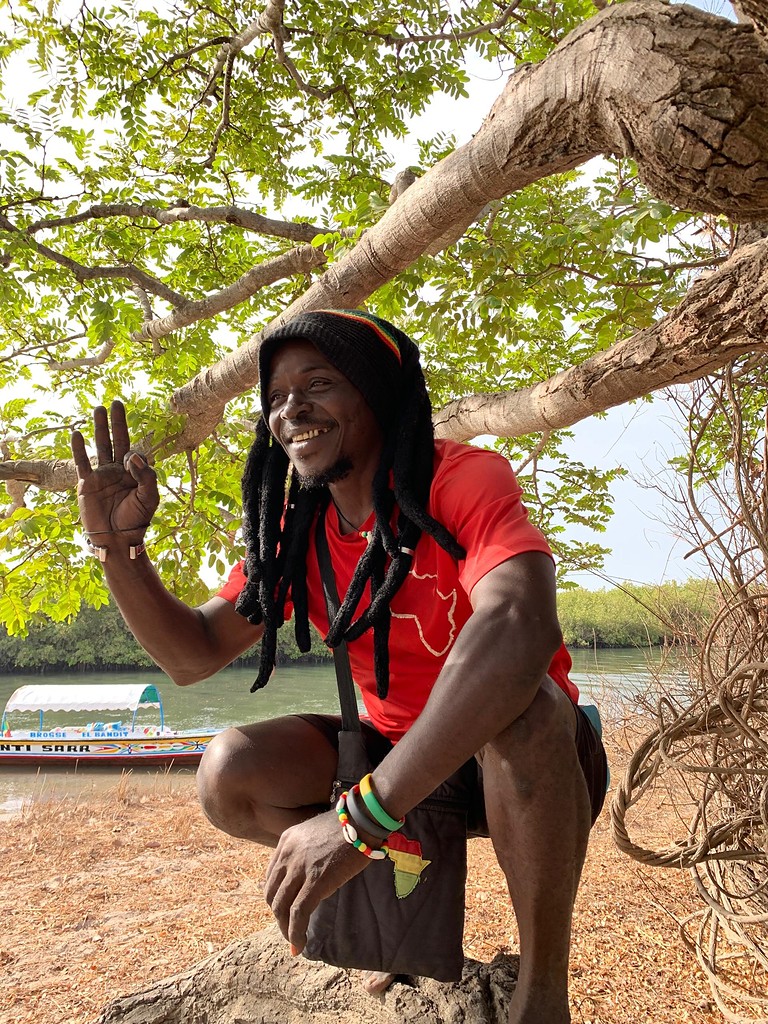 Le guide sous les arbres, au bord du bolong
