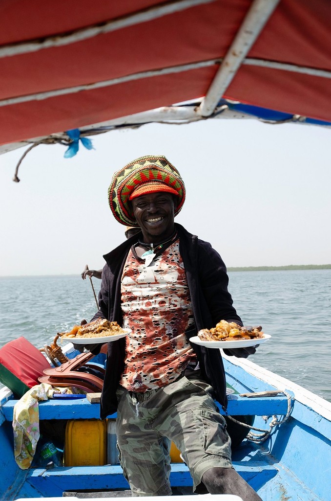 L'équipage apporte le repas à bord