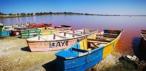 Pirogues colorées au bord du Lac Rose