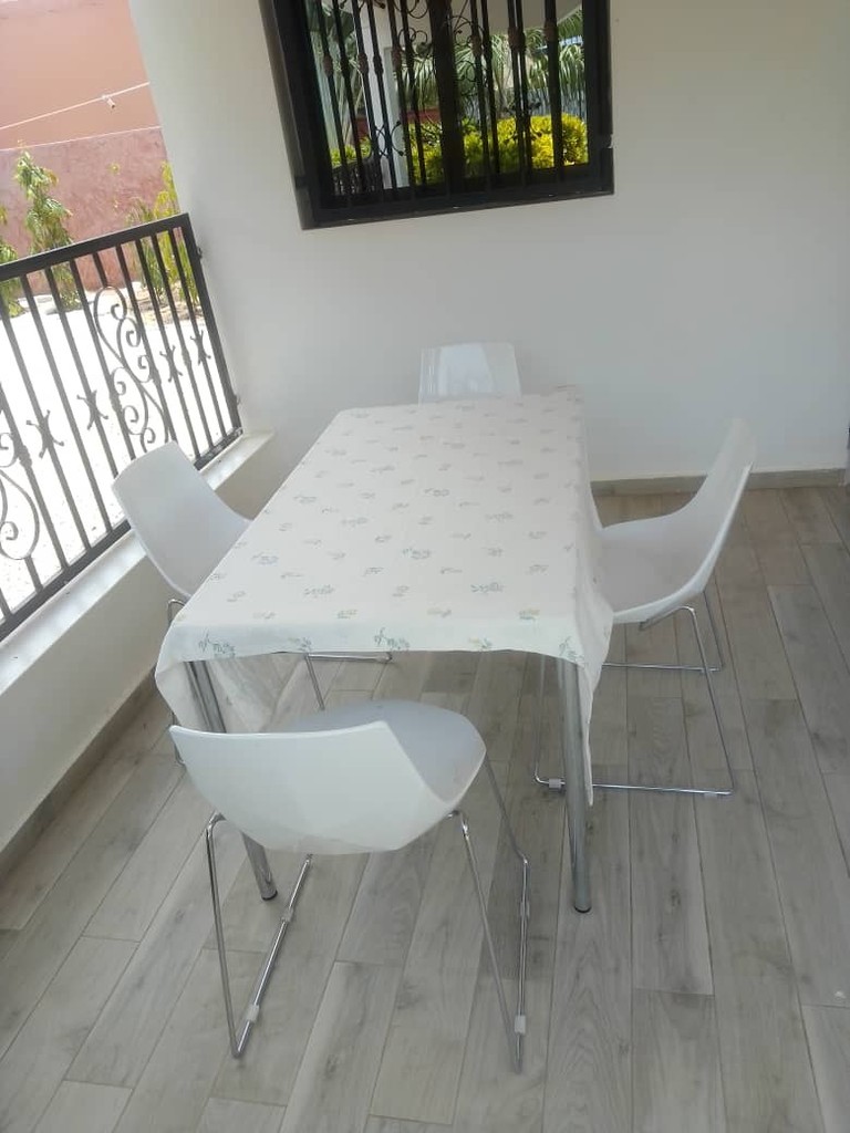Le balcon et sa table pour les repas