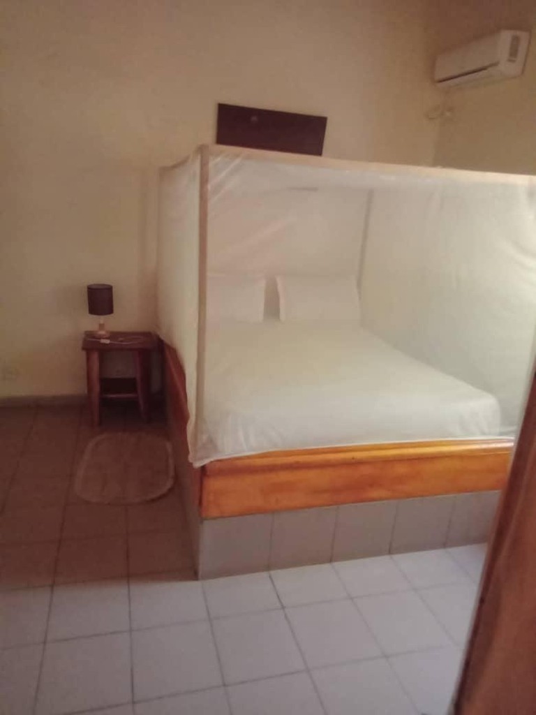 Une chambre de la maison, avec un lit double et sa moustiquaire