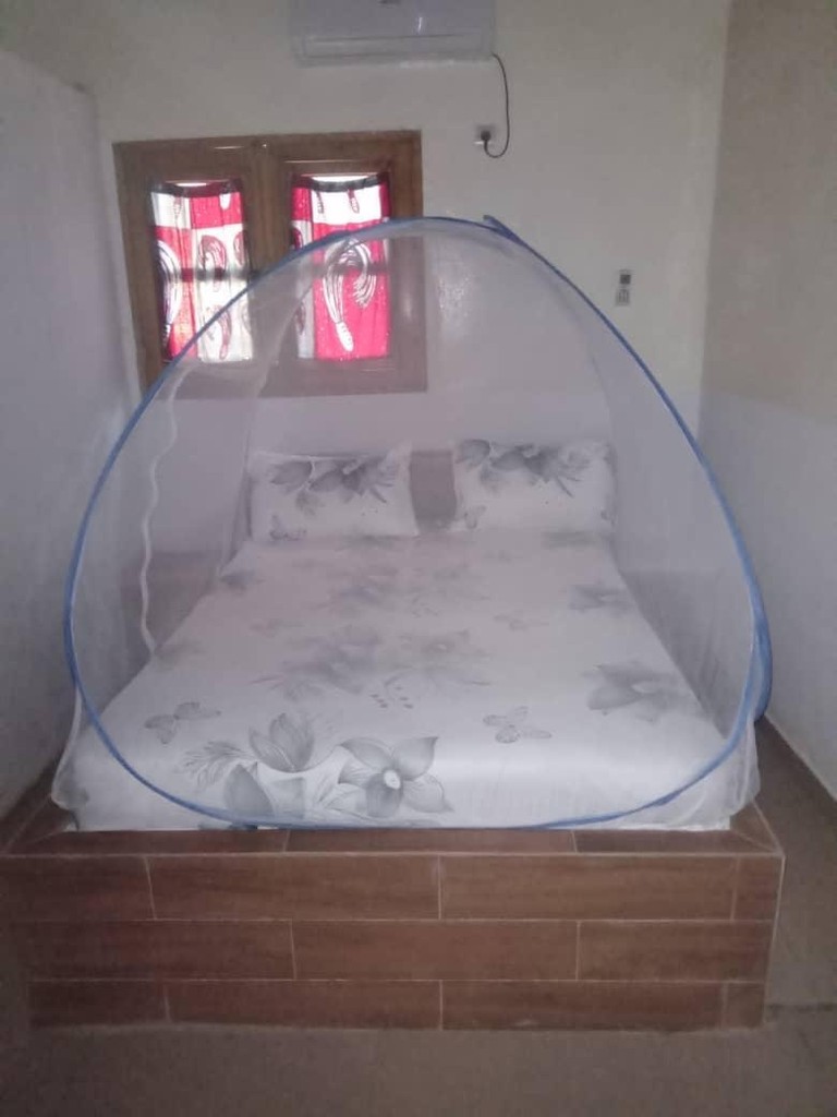 Une autre chambre, lit double sous moustiquaire