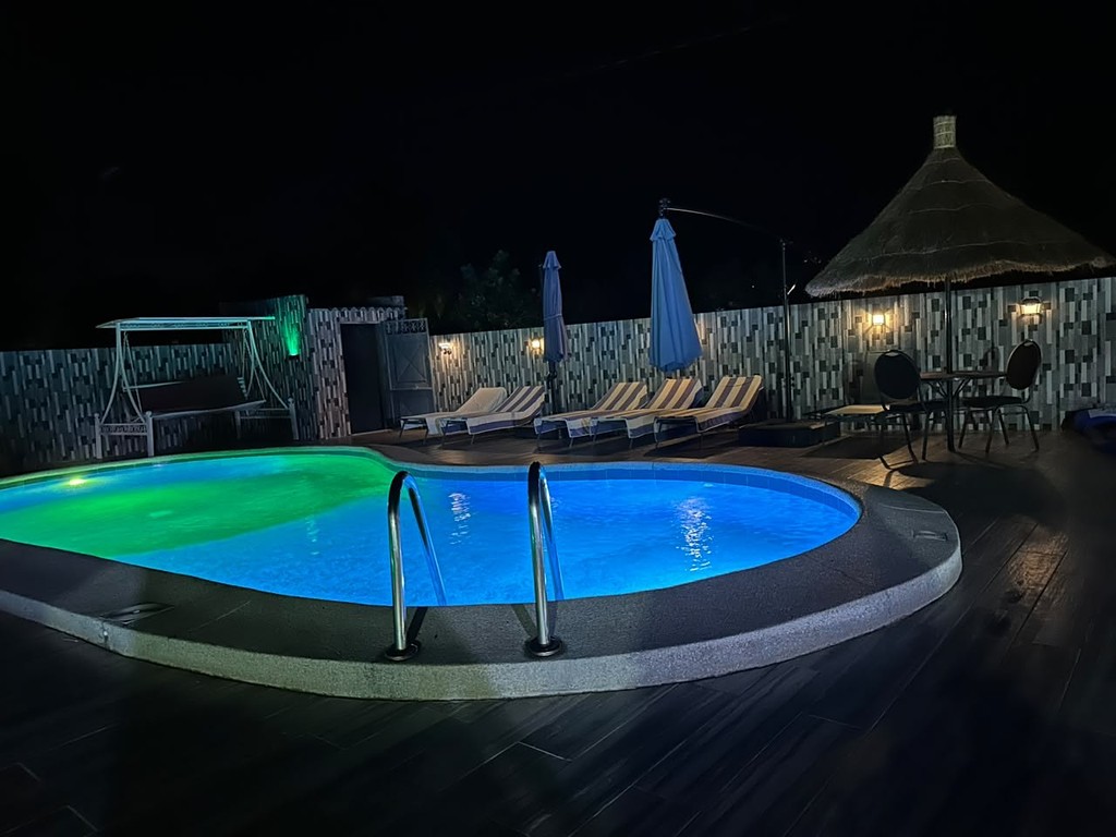 La piscine illuminée, le soir