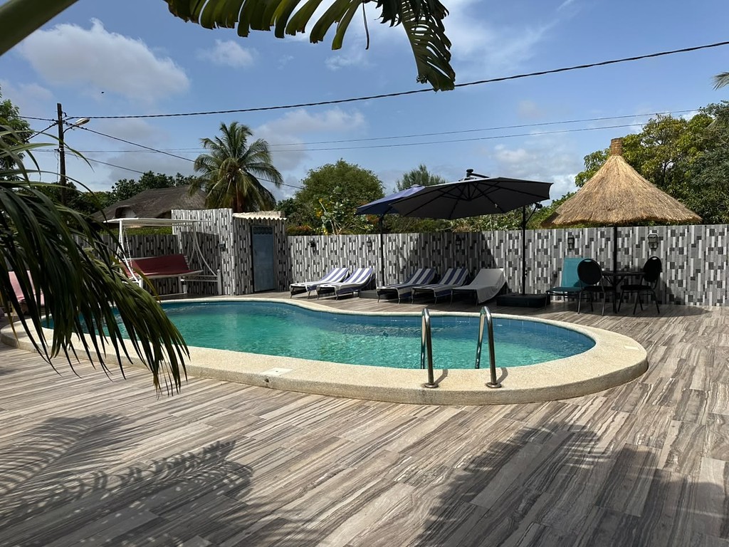 La piscine, sa terrasse en bois et ses transats