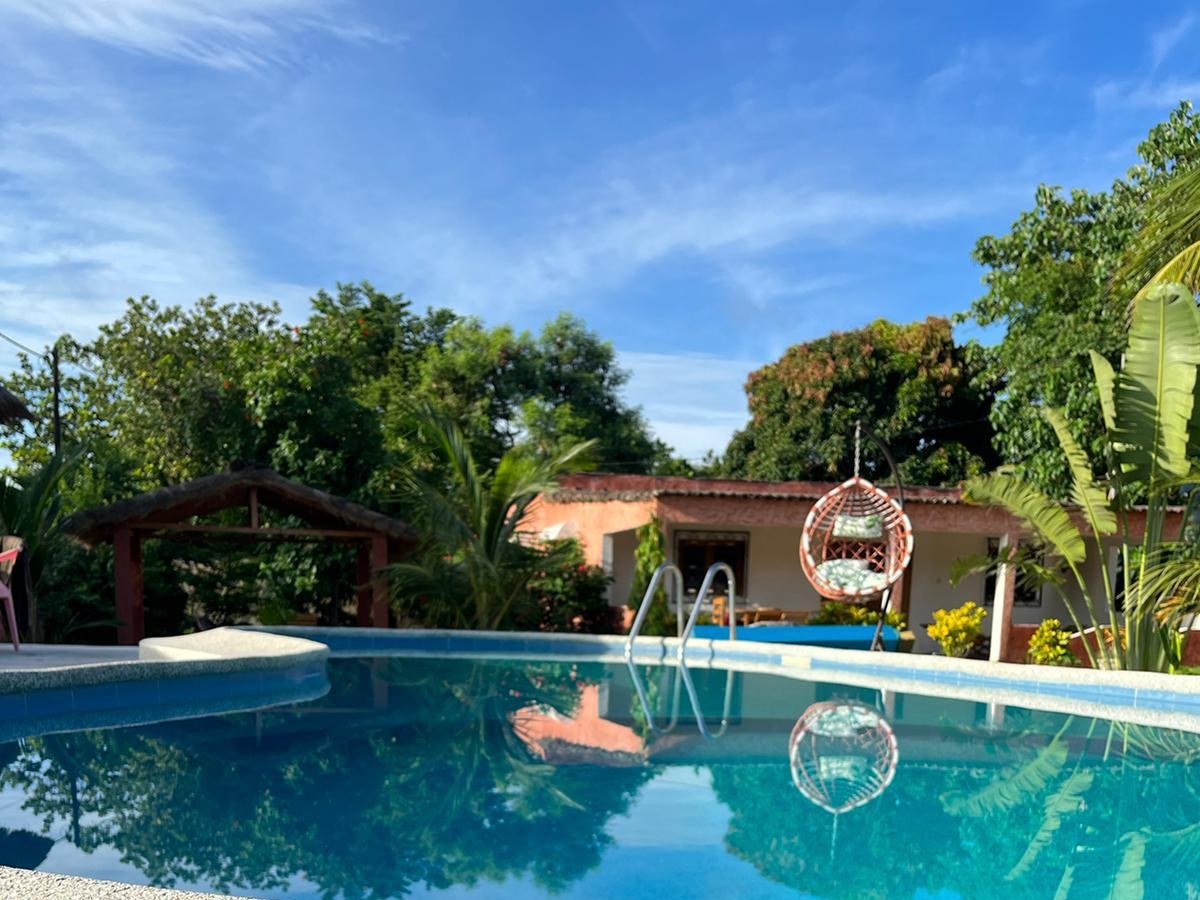 La piscine et la maison, au milieu des arbres, à Ndangane Campement