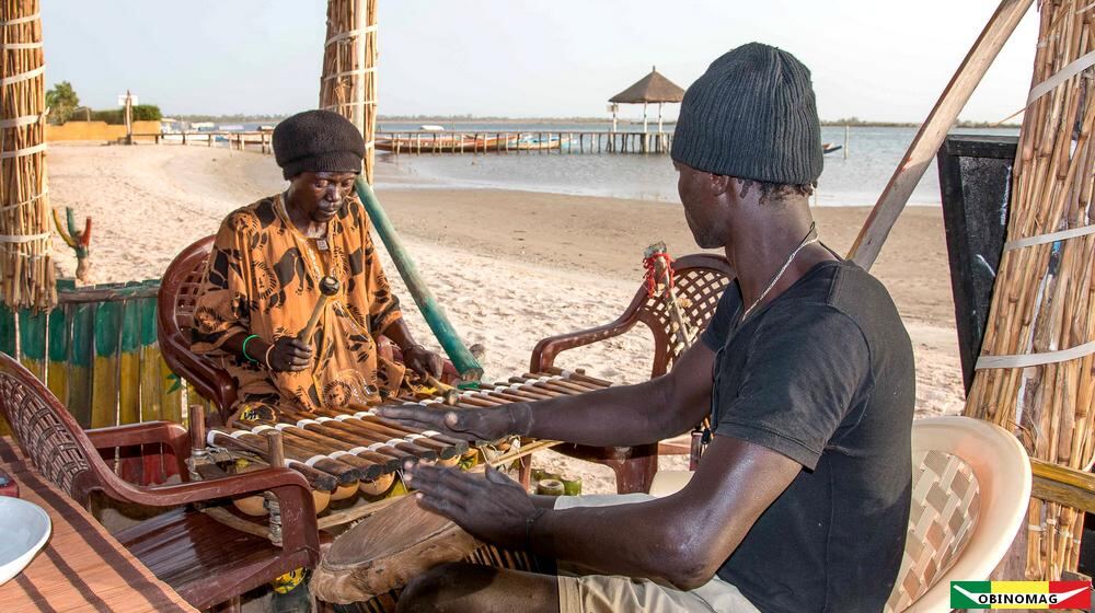 Musiciens pendant une soirée au campement