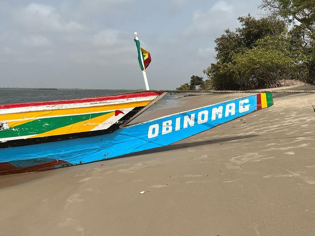 La proue bleue de la pirogue Obinomag
