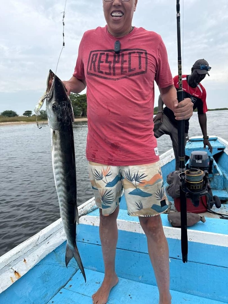 Un barracuda pêché depuis la pirogue