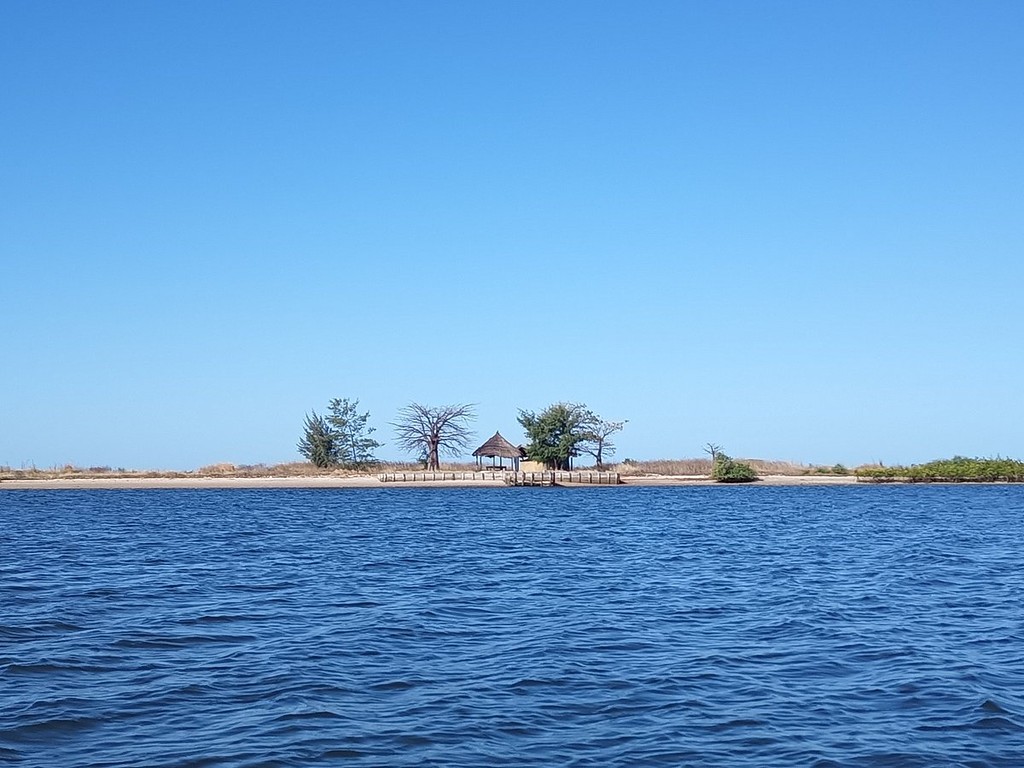 Une petite île à l'horizon
