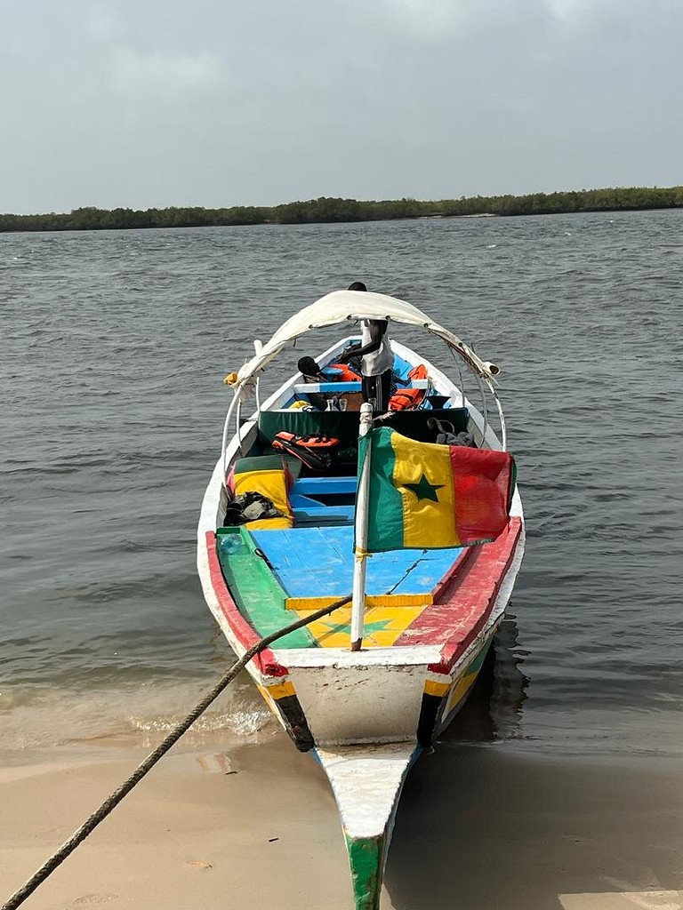 La pirogue amarrée sur une plage de sable