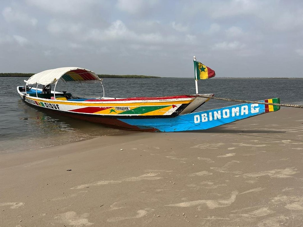 La pirogue Obinomag échouée sur une plage du Sine Saloum