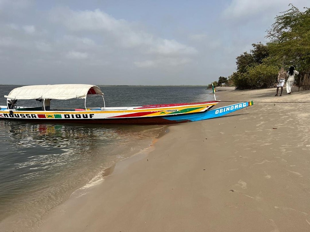 La pirogue Obinomag au bord d'une plage du Sine Saloum