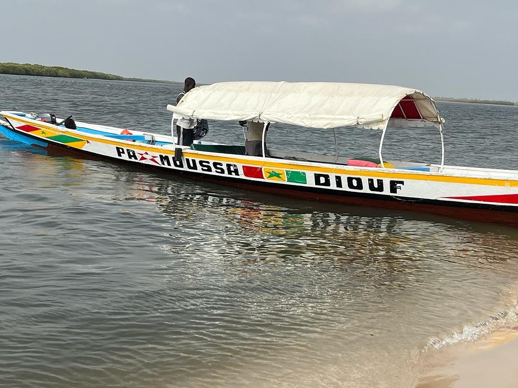 La pirogue Obinomag au bord de l'eau, côté « Pa Moussa Diouf »