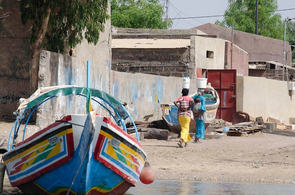 Une pirogue peinte devant les maisons du village