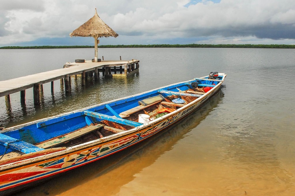 La pirogue Obinomag amarrée au ponton de Ndangane