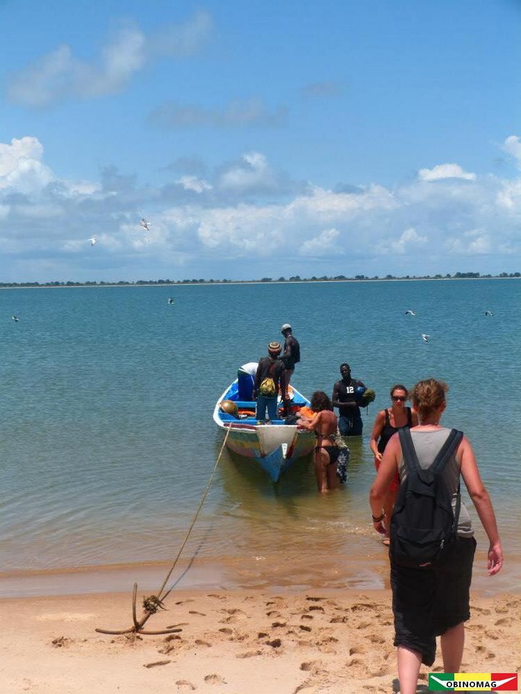 Pirogue au bord de l'eau