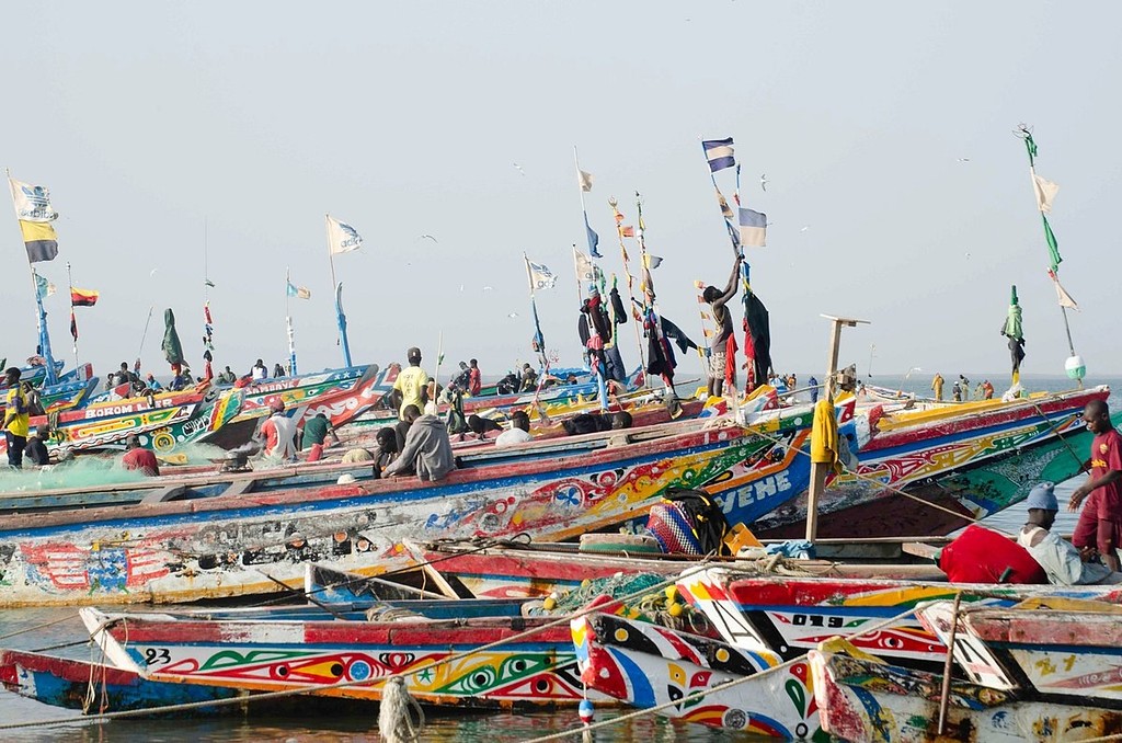 Les pirogues colorées du port