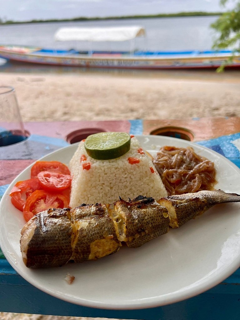Poisson grillé, riz et légumes