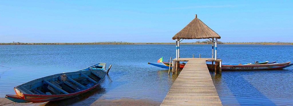 Ponton et paillote au bord du fleuve Saloum