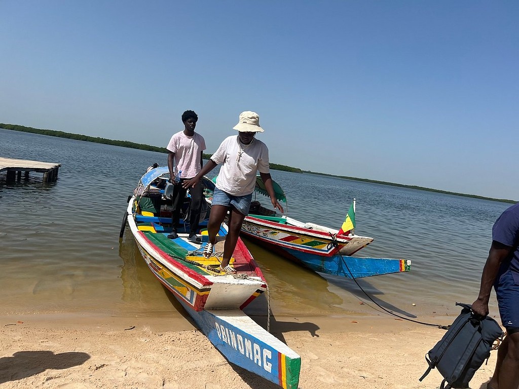 Préparatifs du départ sur la plage