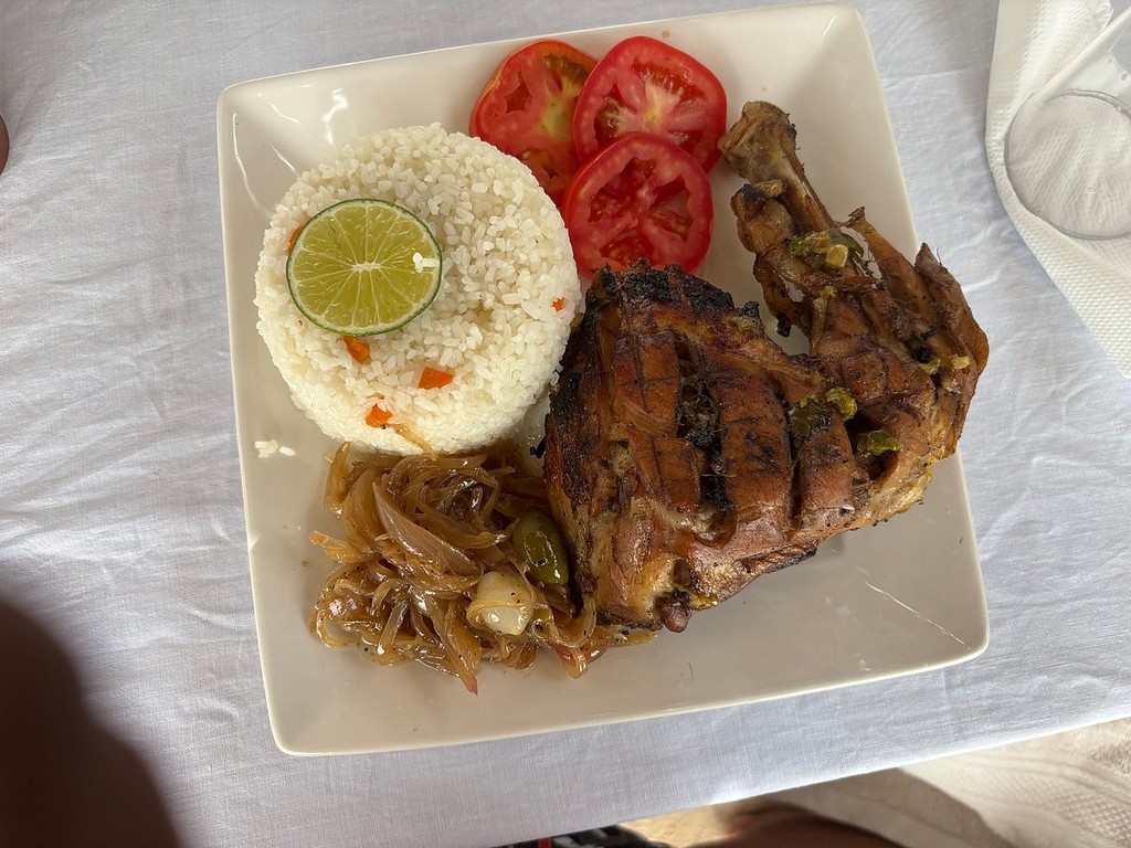 Le repas : riz, viande grillée et oignons