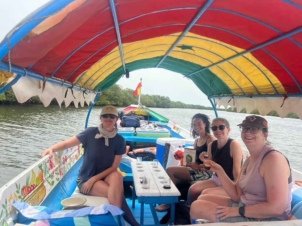 Passagères à l'ombre du taud aux couleurs du Sénégal