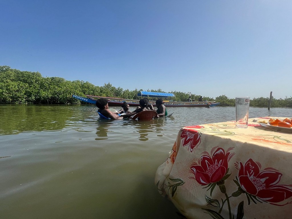Table dressée les pieds dans l'eau