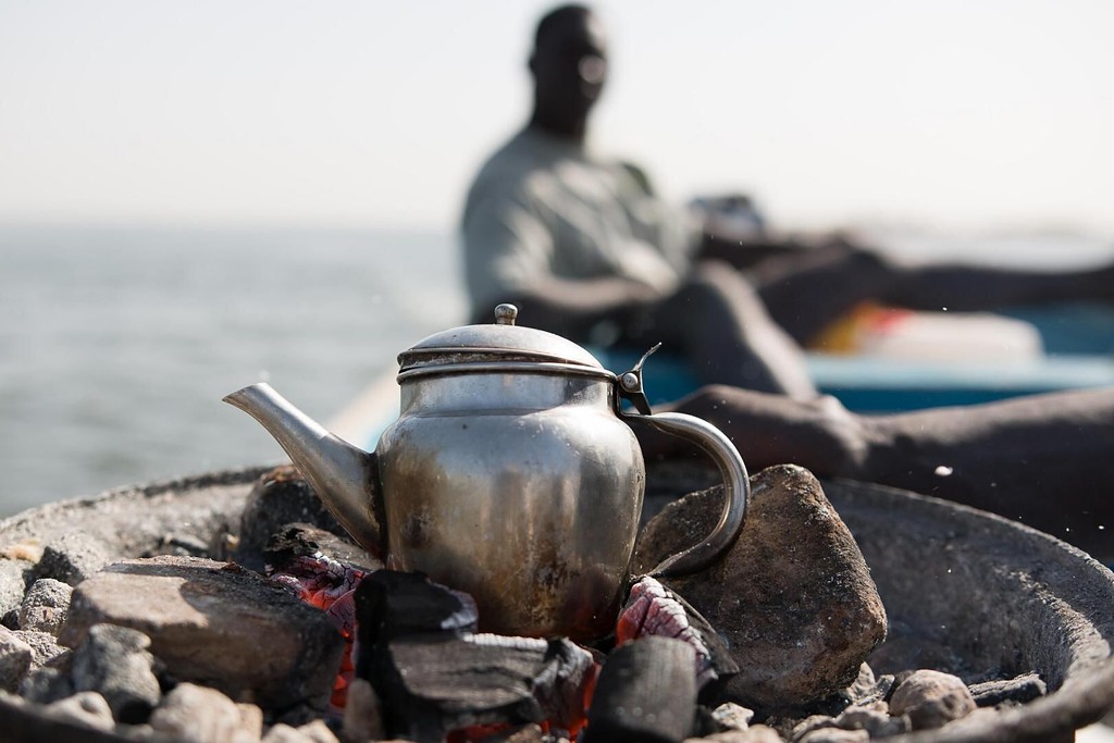 Thé à la sénégalaise préparé sur les braises