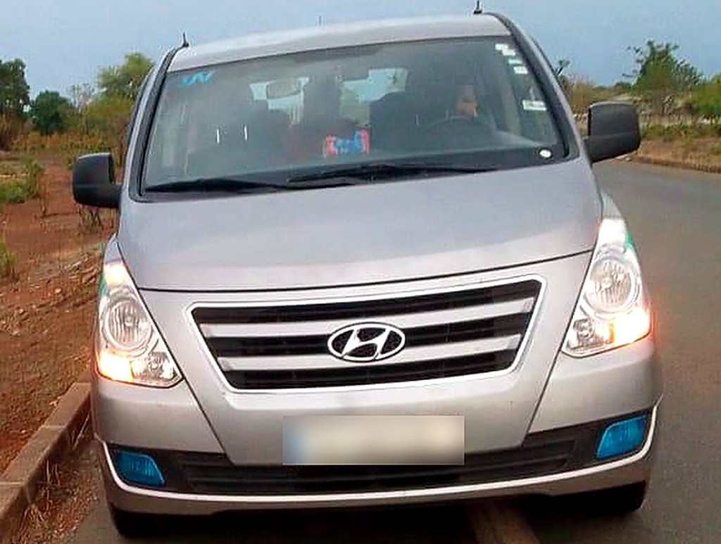 Le minibus climatisé d'Obinomag sur la route