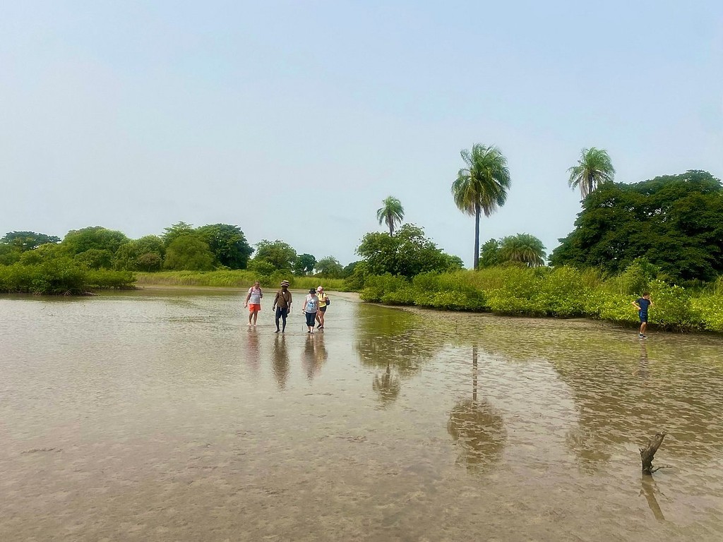 Traversée à pied dans l'eau peu profonde