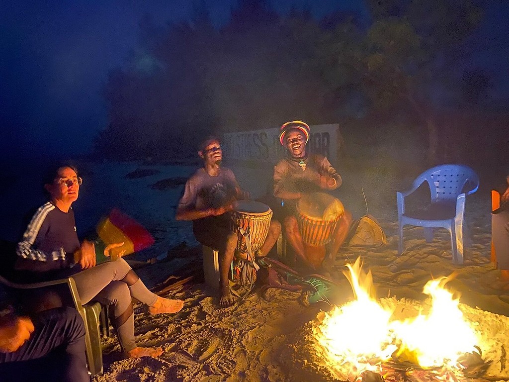Veillée autour du feu au bivouac