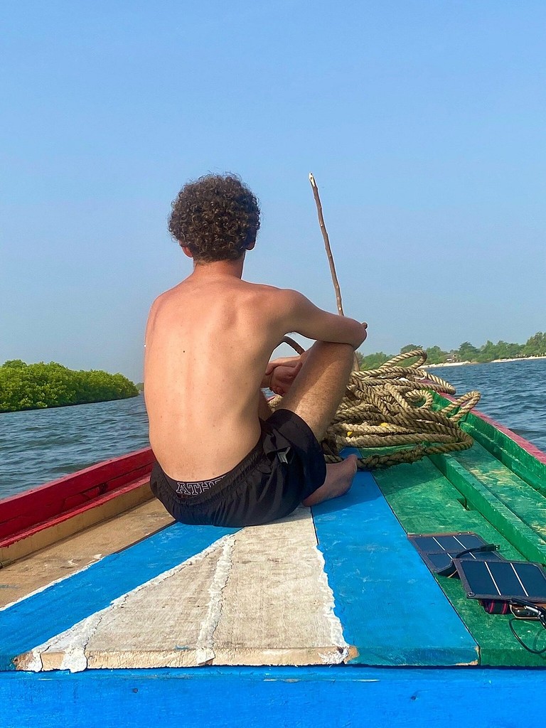 Un voyageur assis à l'avant de la pirogue