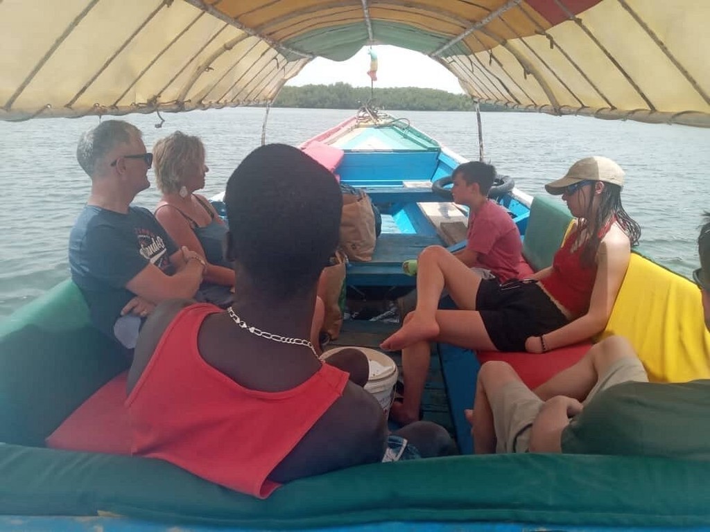 Voyageurs à bord de la pirogue