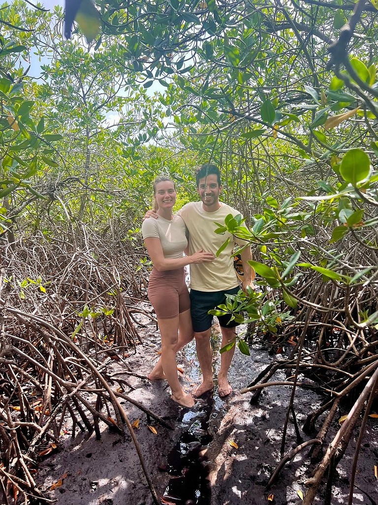 Deux voyageurs au cœur de la mangrove